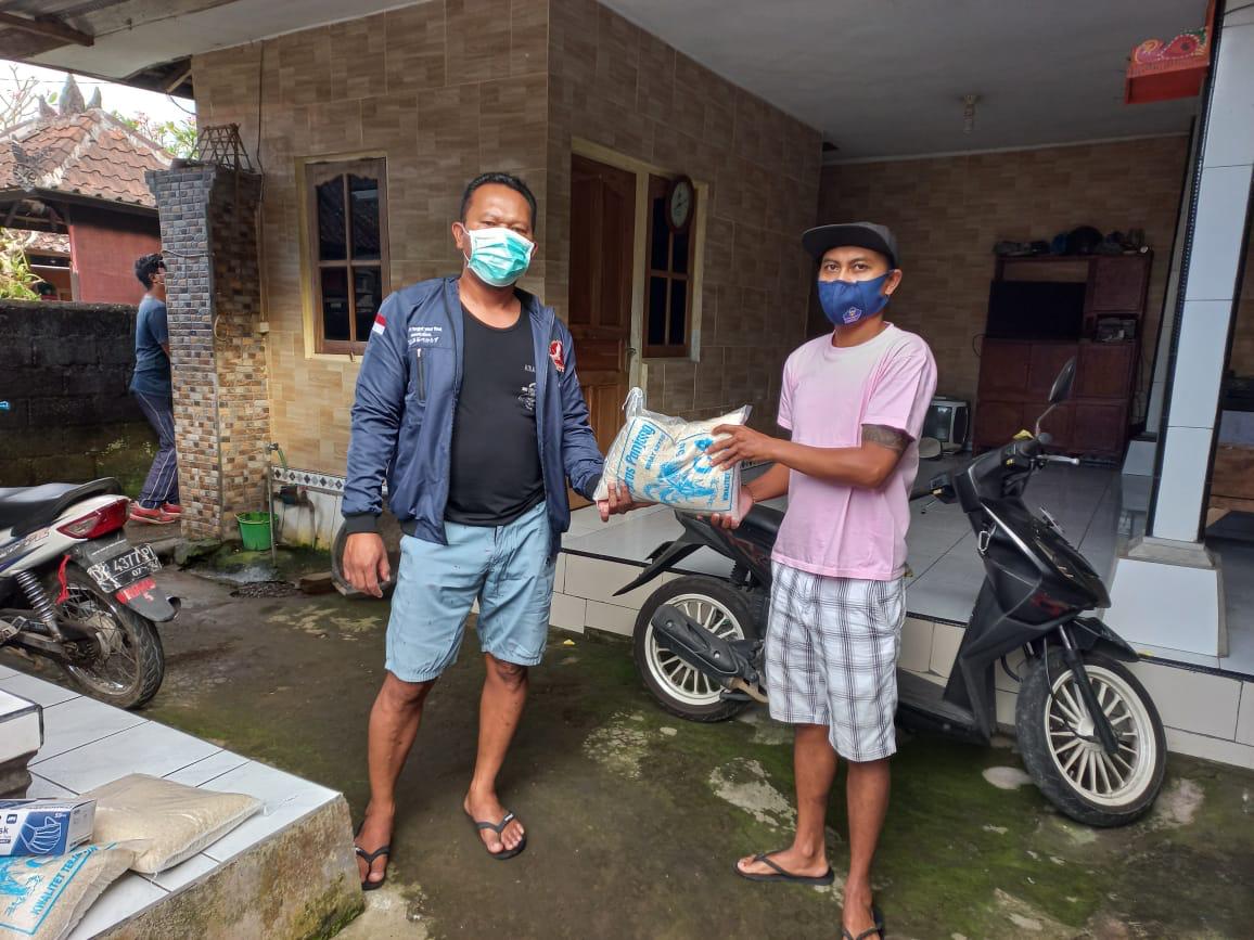 Penyemprotan Disinfektan dan Pembagian Sembako di Banjar Dinas Nyanglan Kaja dan Bangbang Tengah