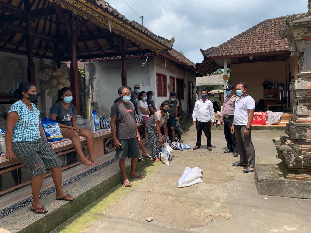 Penyerahan Bantuan Kepada Warga Yang Terpapar Covid-19 di Banjar Dinas Cepunggung