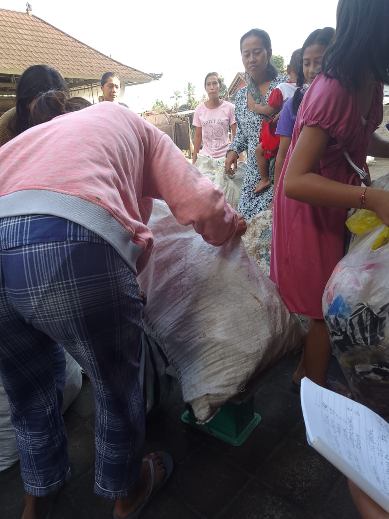 Pemilahan Sampah Plastik di Banjar Dinas Bangkiangsidem, Desa Bangbang