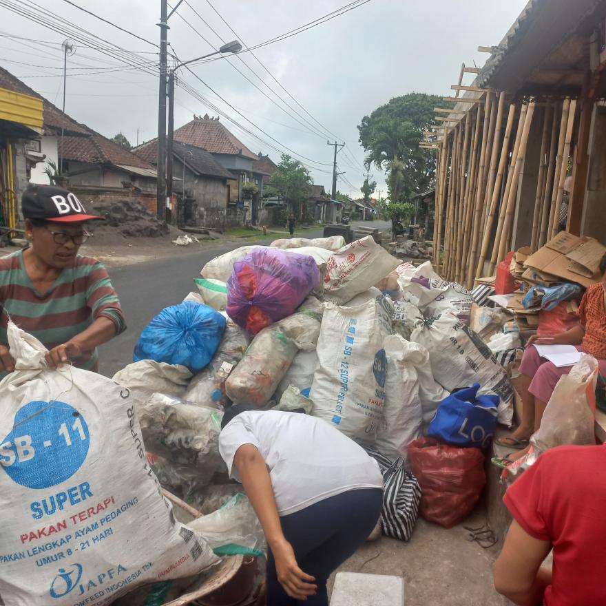 Pemilahan Sampah Daur Ulang di Desa Adat Nyanglan Kaja