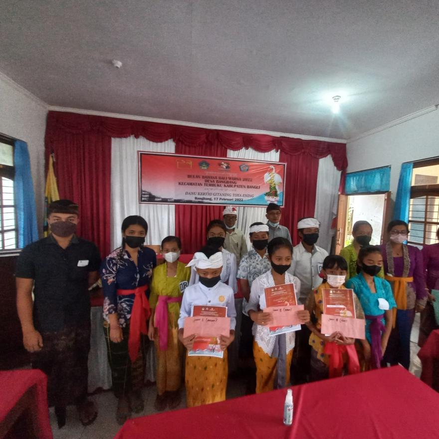 Pengumuman Hasil Juara Penulisan Aksara Bali di Kantor Desa Bangbang