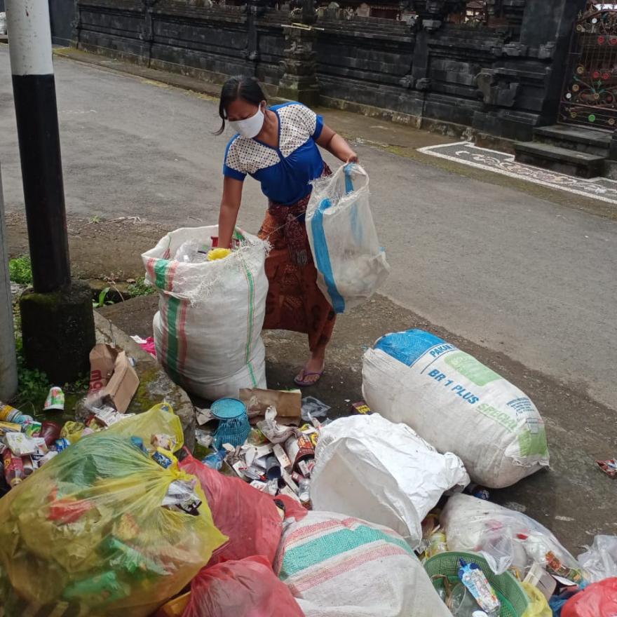 Pemilahan Sampah Plastik di Banjar Dinas Cepunggung