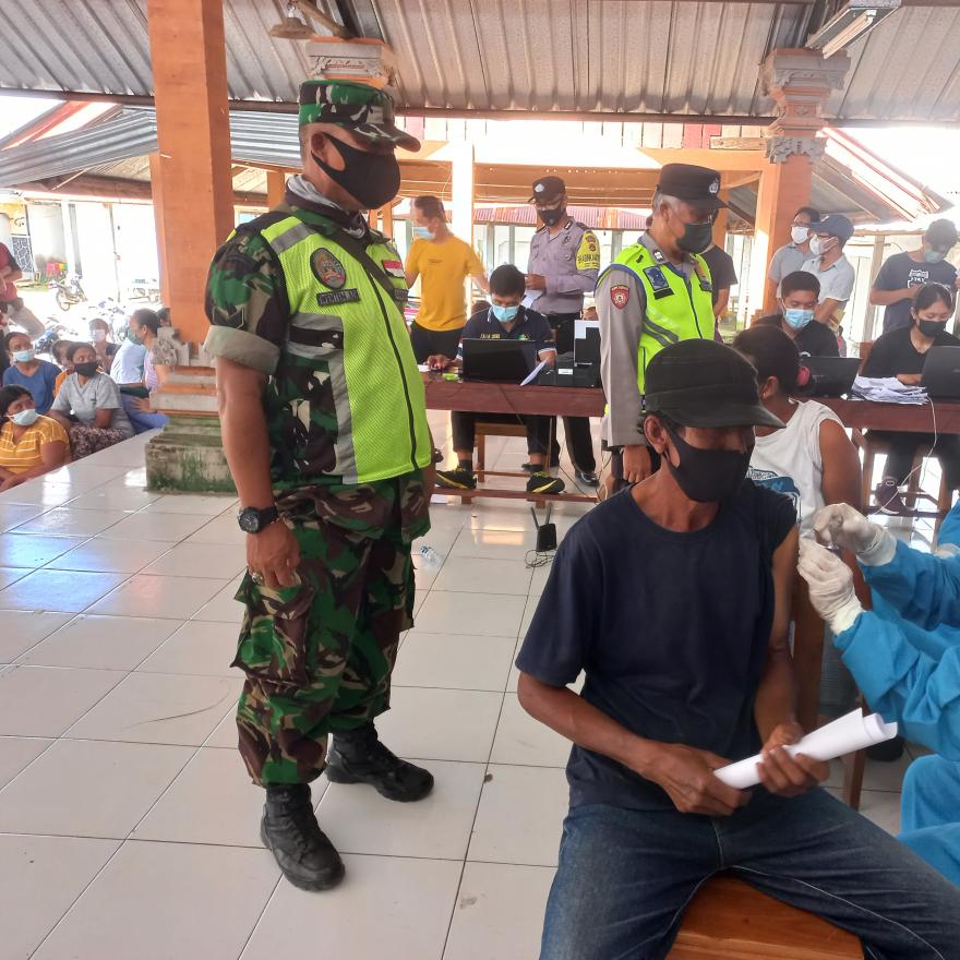 Kegiatan Vaksin Booster dari TNI-POLRI di Desa Bangbang