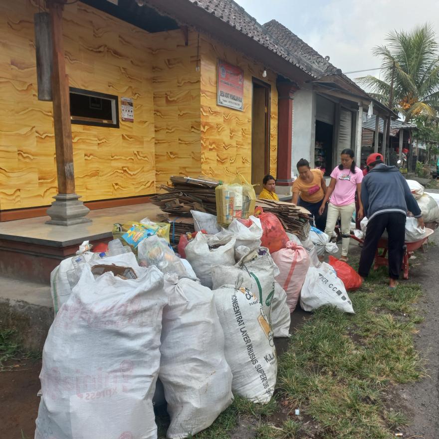 Pemilahan Sampah Daur Ulang di Desa Adat Nyanglan Kaja Bulan November 2023